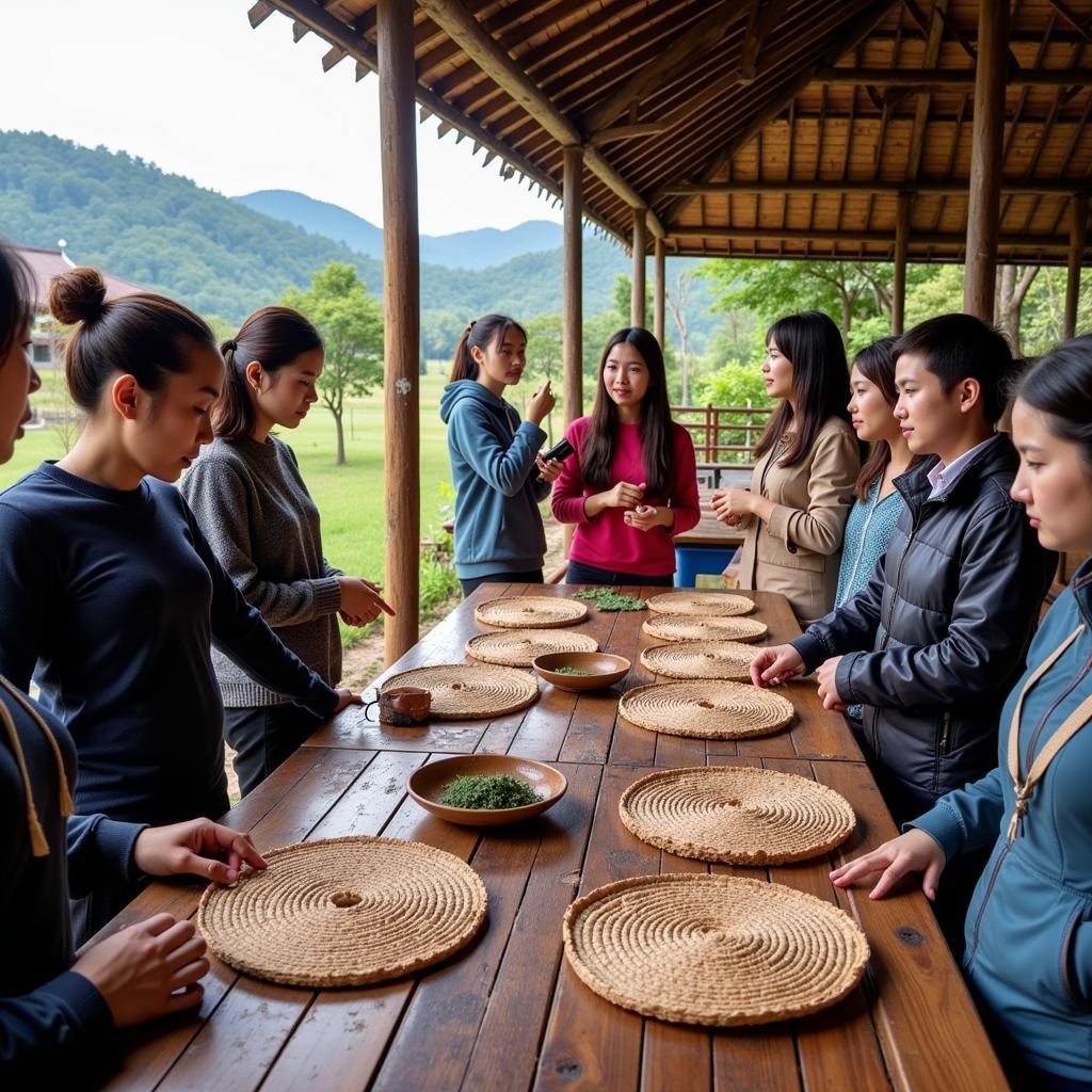 Du khách trải nghiệm văn hóa độc đáo tại Đà Lạt, tham quan làng nghề truyền thống và tìm hiểu về quy trình sản xuất sản phẩm địa phương.